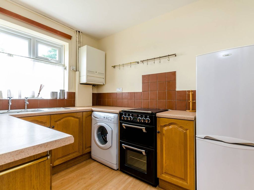 2 bed flat for sale in Ditton Road, Surbiton KT6, £490,000