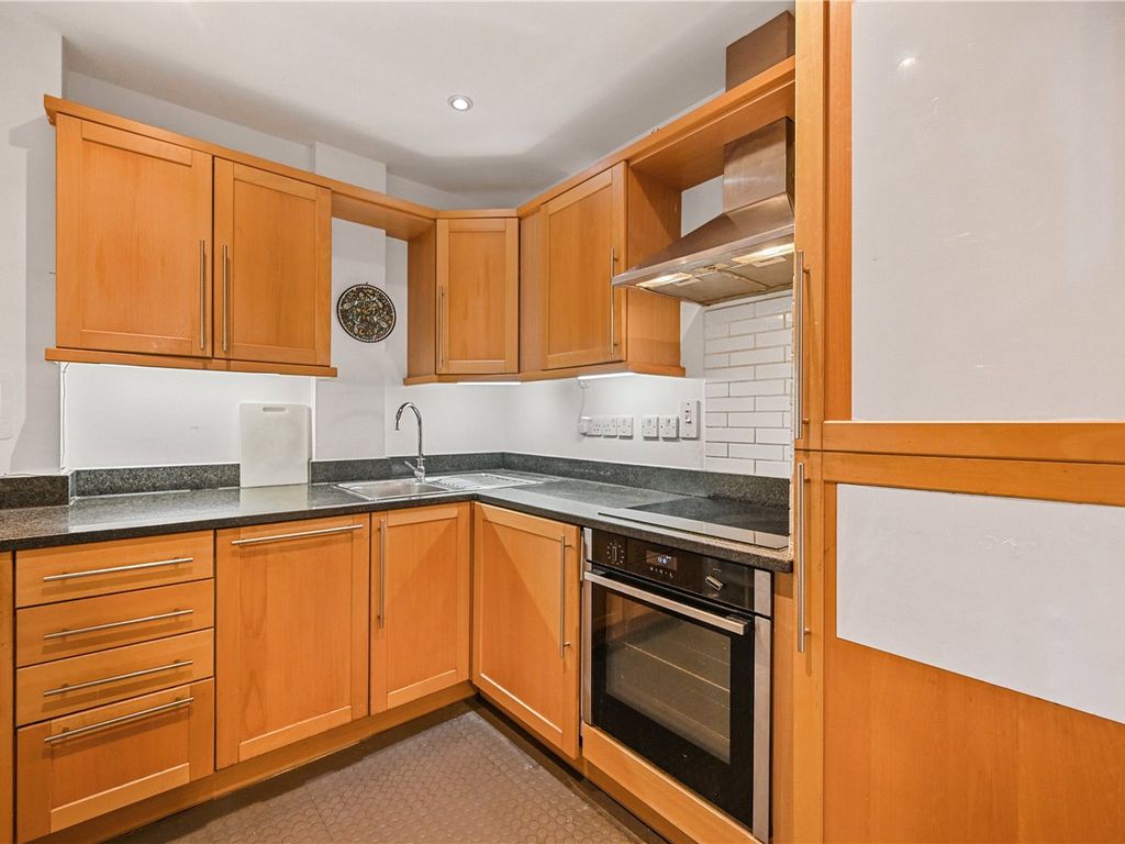 2 bed flat for sale in Theobalds Road, London WC1X, £650,000