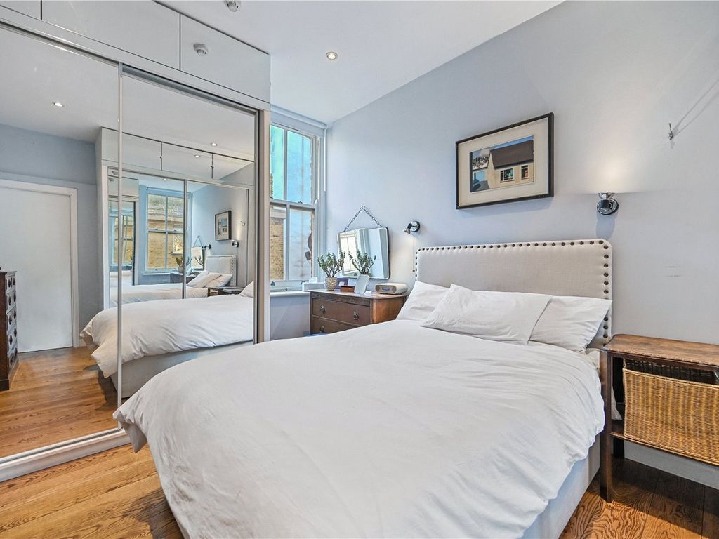 2 bed flat for sale in Theobalds Road, London WC1X, £650,000