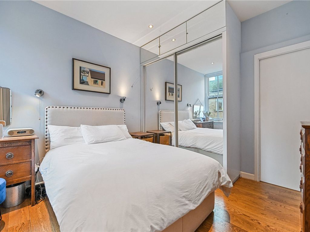 2 bed flat for sale in Theobalds Road, London WC1X, £650,000