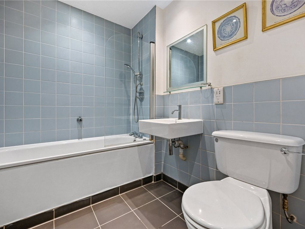 2 bed flat for sale in Theobalds Road, London WC1X, £650,000