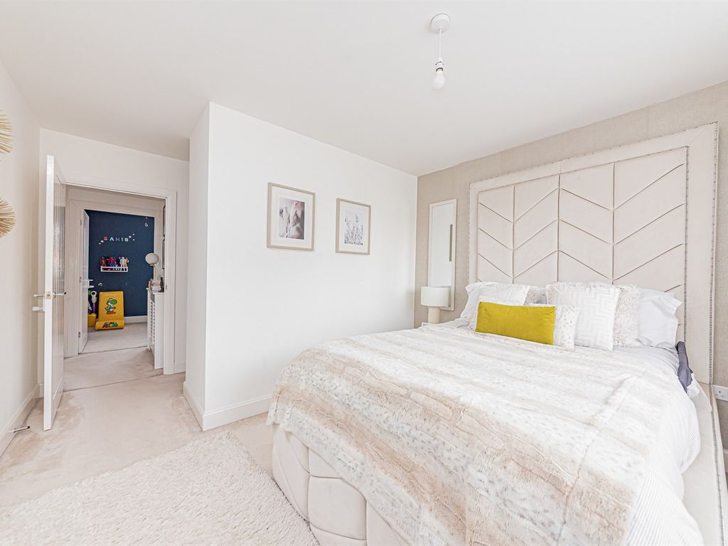 4 bed detached house to rent in Rhodes Close, Winnersh, Wokingham RG41, £2,700 pcm