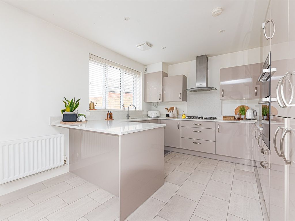 4 bed detached house to rent in Rhodes Close, Winnersh, Wokingham RG41, £2,700 pcm