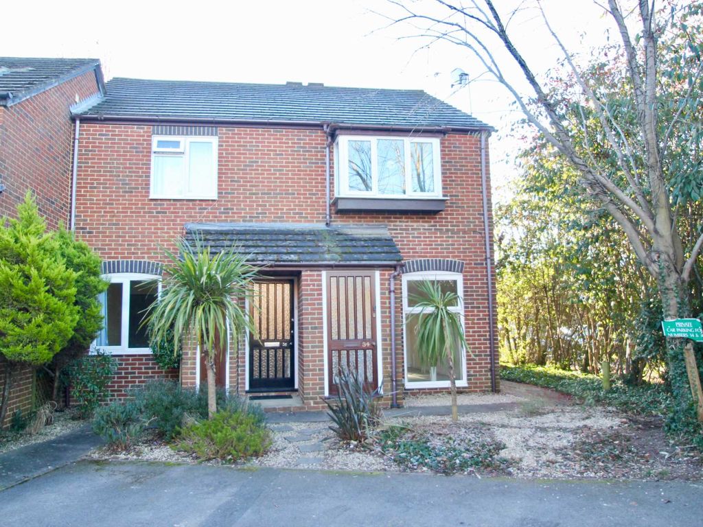 2 bed maisonette to rent in King James Way, Henley On Thames RG9, £1,250 pcm