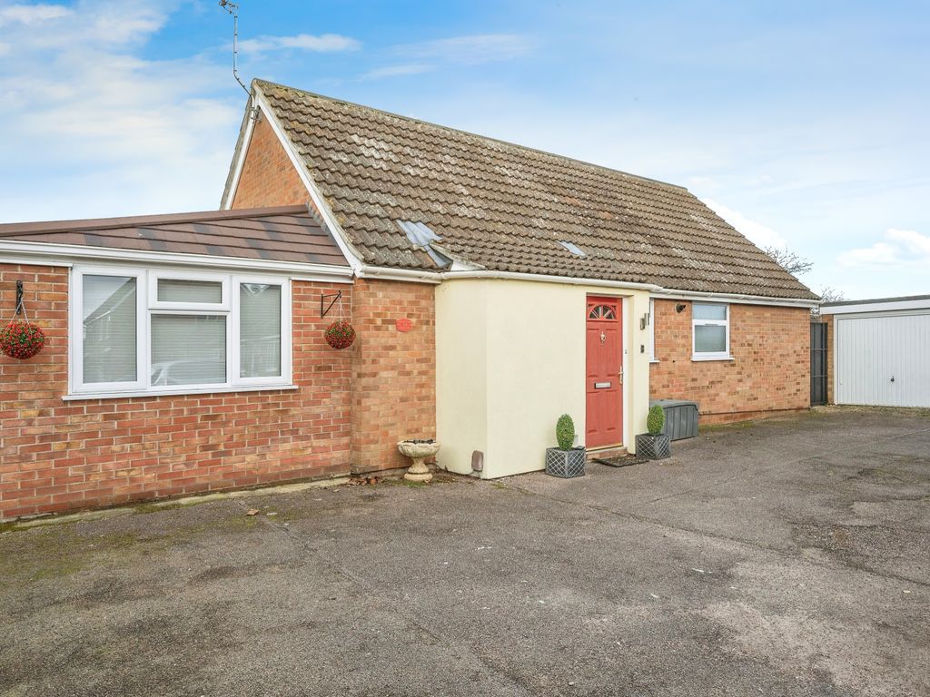 2 bed detached bungalow for sale in Edgefield Close, Norwich NR6, £325,000