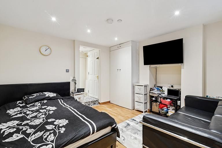 Studio to rent in Studio Flat, Essex Road, London N1, £1,950 pcm