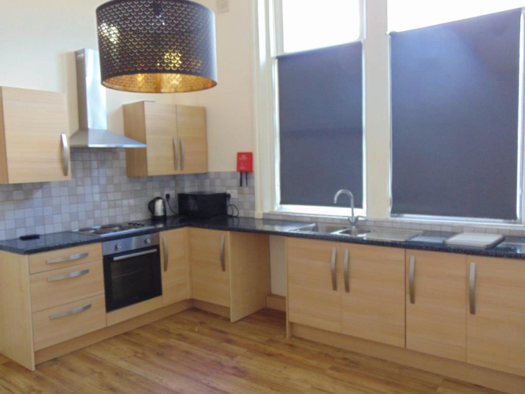 2 bed flat to rent in 129 Colne Road, Burnley, Lancashire BB10, £650 pcm