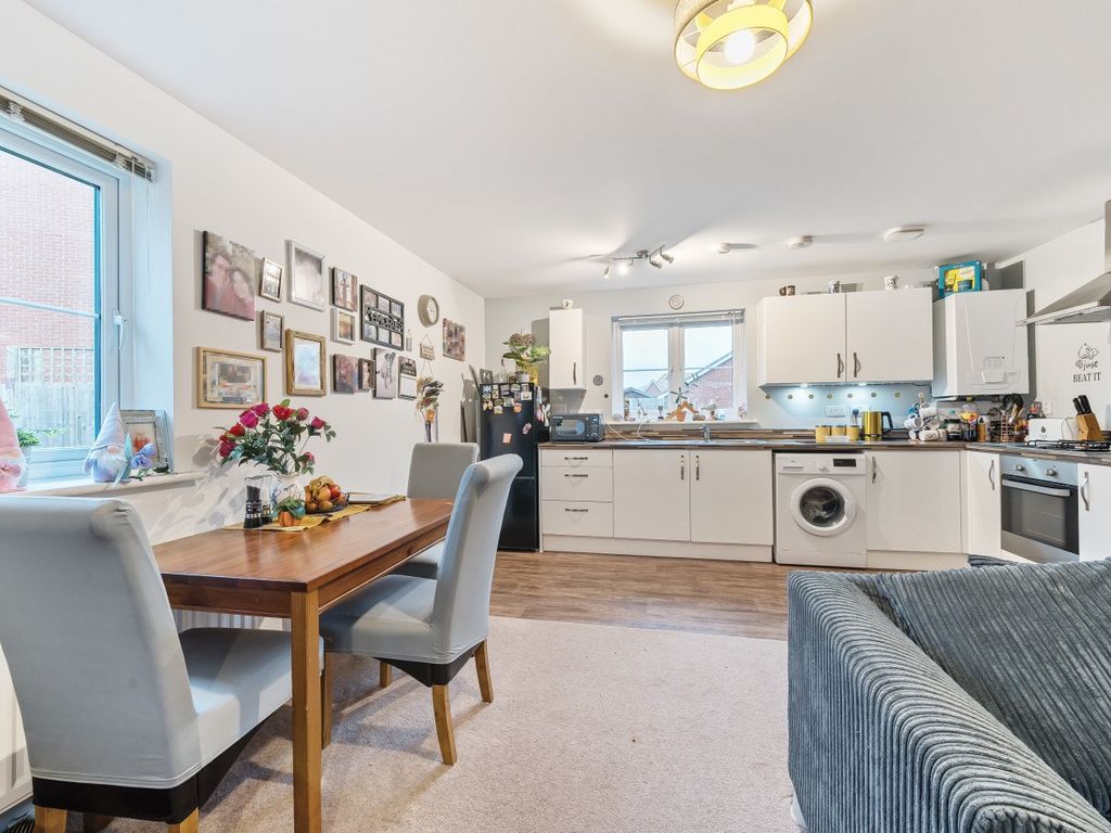 2 bed flat for sale in Shetland Close, Cranleigh GU6, £78,750