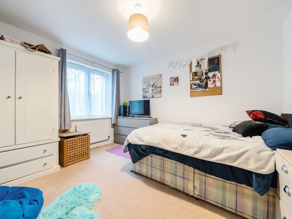 2 bed flat for sale in Shetland Close, Cranleigh GU6, £78,750