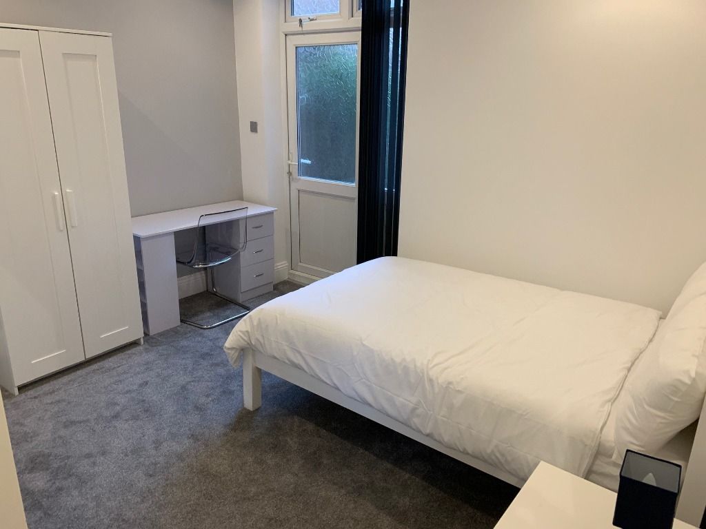 6 bed end terrace house to rent in City Road, Edgbaston, Birmingham B16, £3,500 pcm