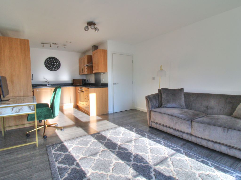 1 bed flat for sale in Southernhay Close, Basildon SS14, £200,000