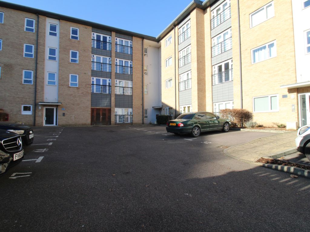 1 bed flat for sale in Southernhay Close, Basildon SS14, £200,000