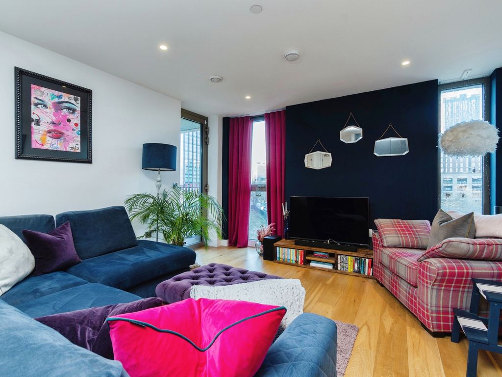 1 bed flat for sale in 1 Caithness Walk, East Croydon CR0, £100,000
