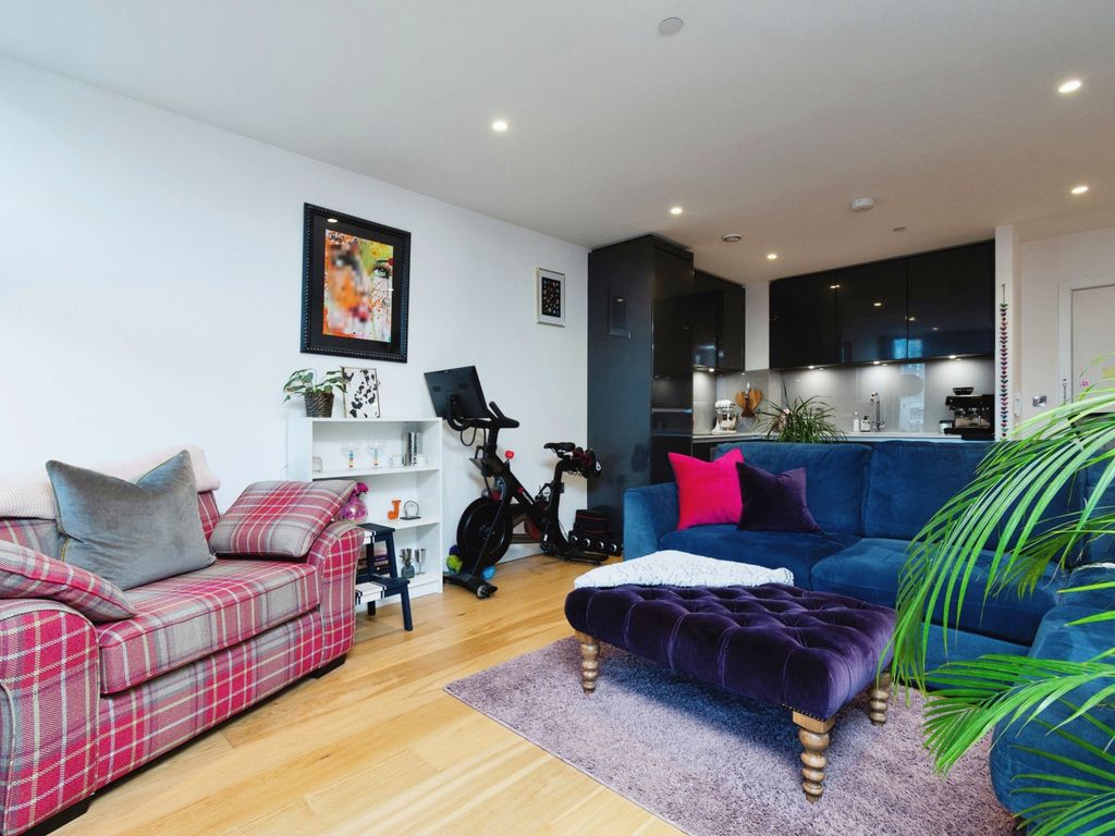 1 bed flat for sale in 1 Caithness Walk, East Croydon CR0, £100,000