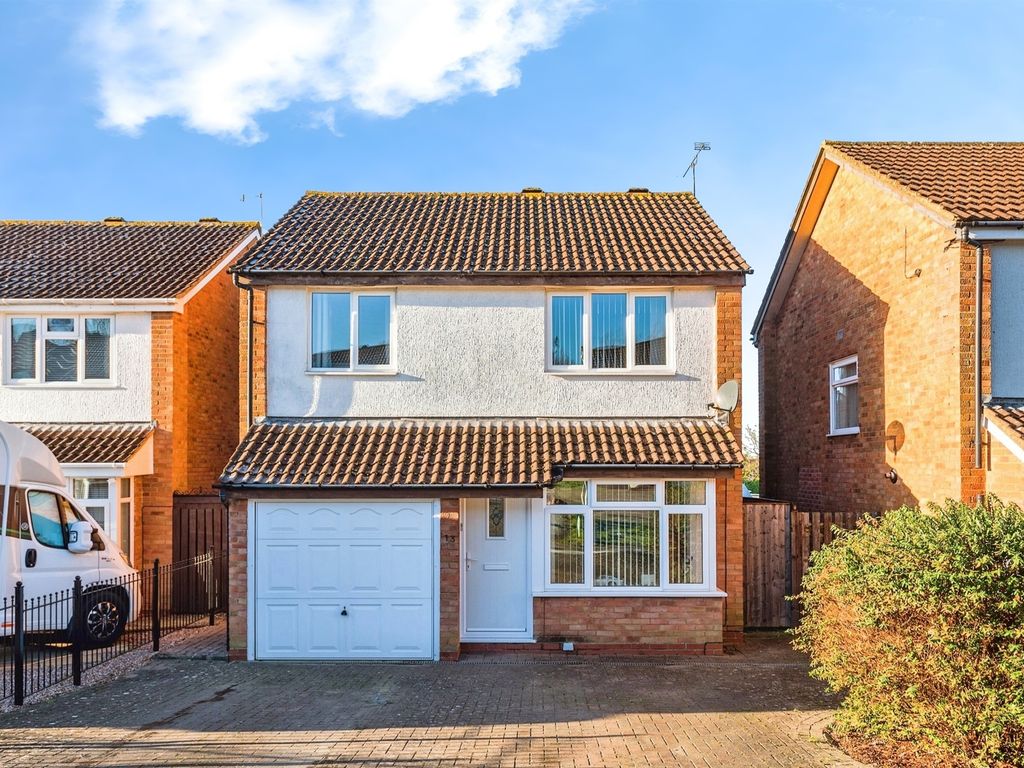 3 bed detached house for sale in Hopton Close, Freshbrook, Swindon SN5, £300,000