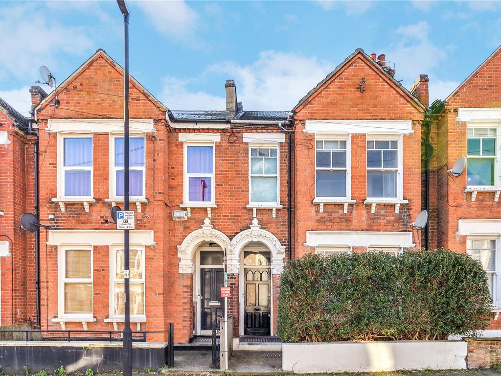 2 bed flat for sale in Brading Road, London SW2, £490,000