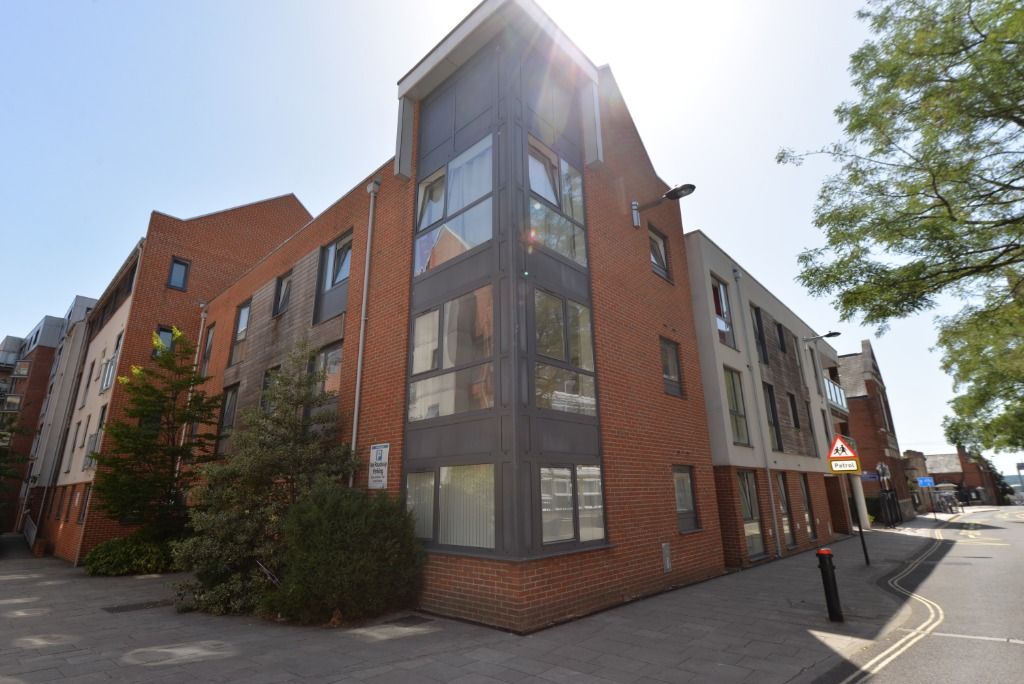 2 bed flat for sale in Castle Way, Southampton SO14, £200,000