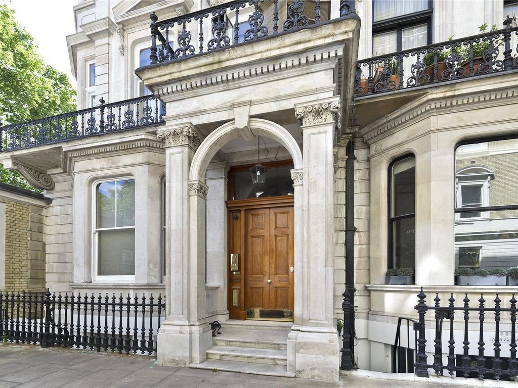 1 bed flat for sale in Ennismore Gardens, London SW7, £695,000