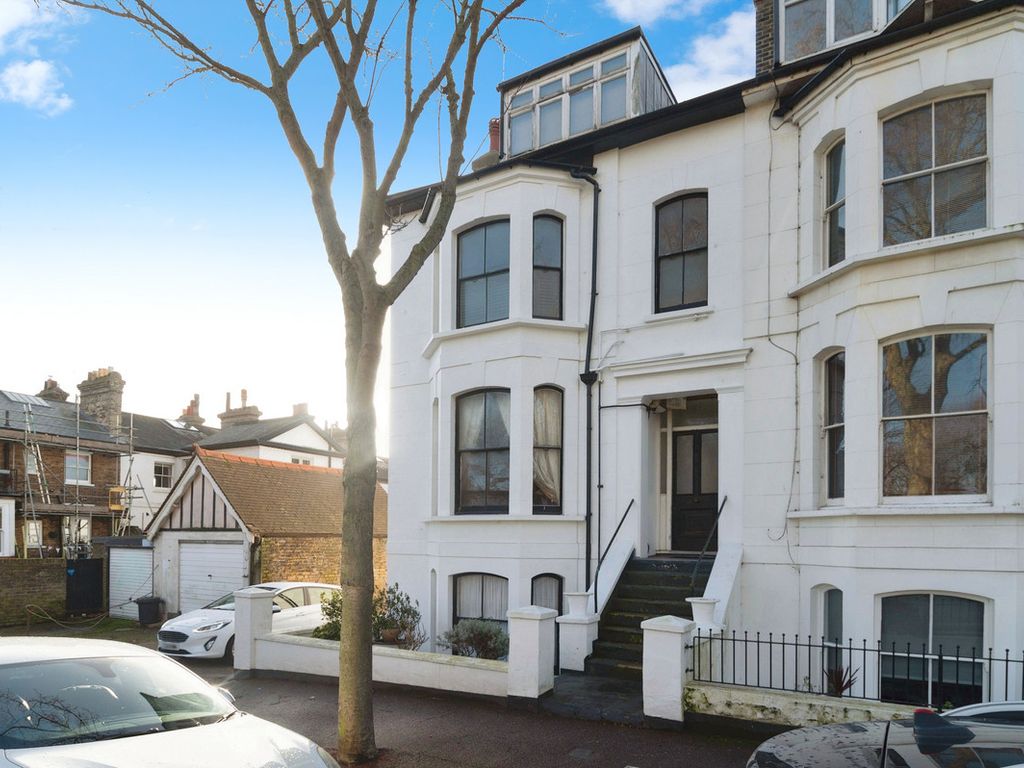 2 bed flat for sale in Alexandra Road, Southend-On-Sea SS1, £270,000
