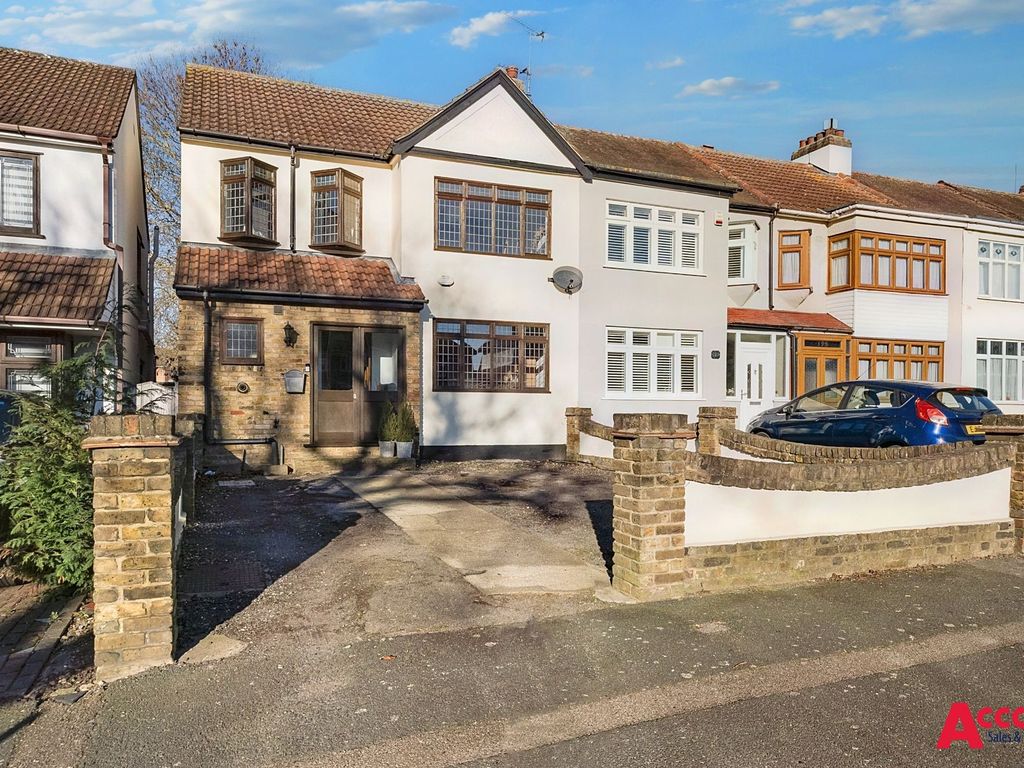 3 bed end terrace house for sale in Chase Cross Road, Romford RM5, £550,000