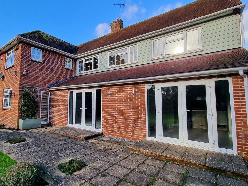 5 bed detached house to rent in The Avenue, Chichester PO19, £3,400 pcm
