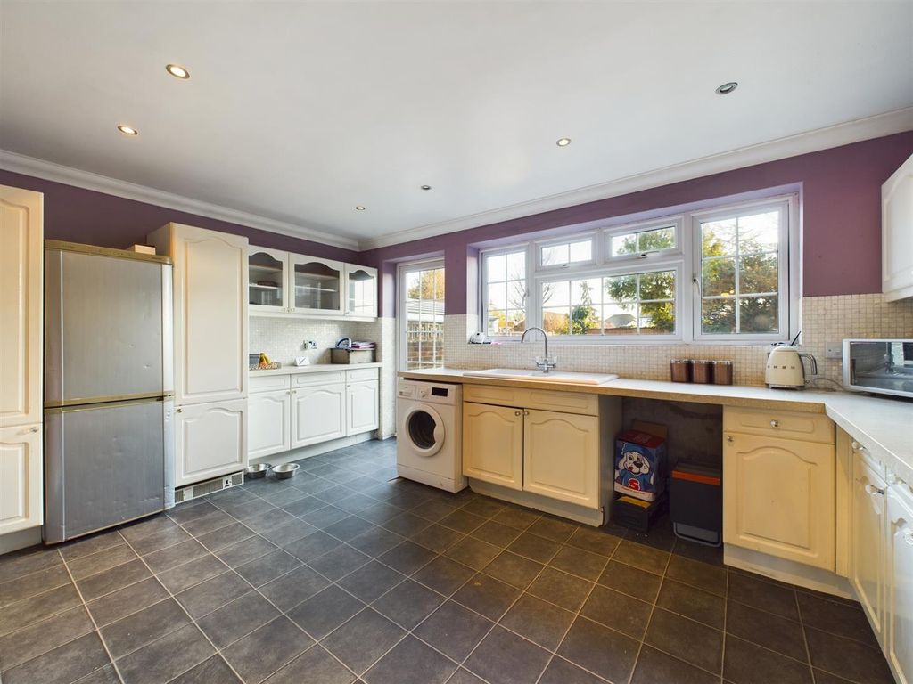 3 bed terraced house for sale in Roding Lane North, Woodford Green IG8, £535,000