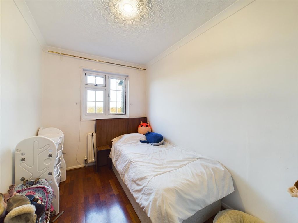 3 bed terraced house for sale in Roding Lane North, Woodford Green IG8, £535,000