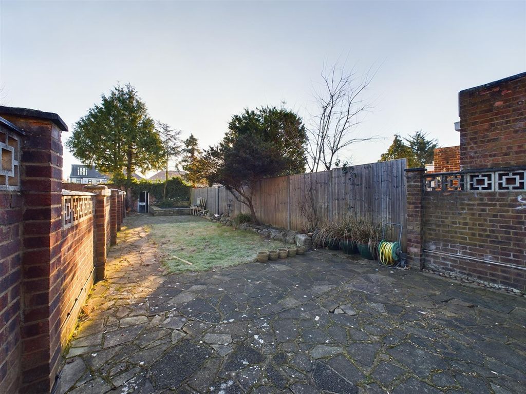 3 bed terraced house for sale in Roding Lane North, Woodford Green IG8, £535,000