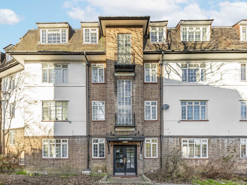 2 bed flat for sale in Perry Vale, London SE23, £375,000