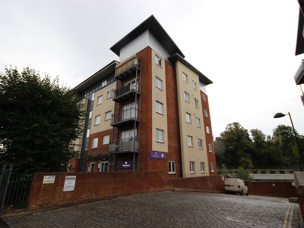 2 bed flat to rent in New North Road, Exeter EX4, £1,100 pcm