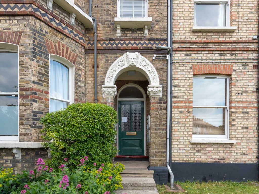 2 bed flat for sale in Norwood Road, Herne Hill SE24, £450,000