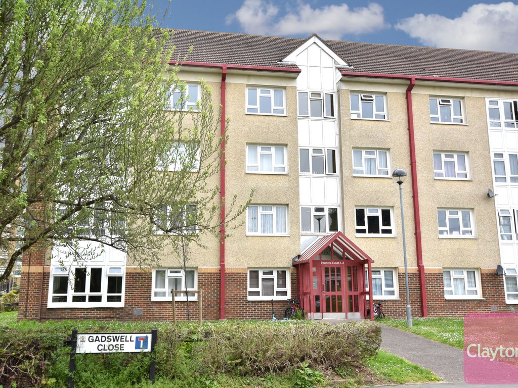 2 bed flat for sale in Peartree Court, Gadswell Close, Watford WD25, £250,000