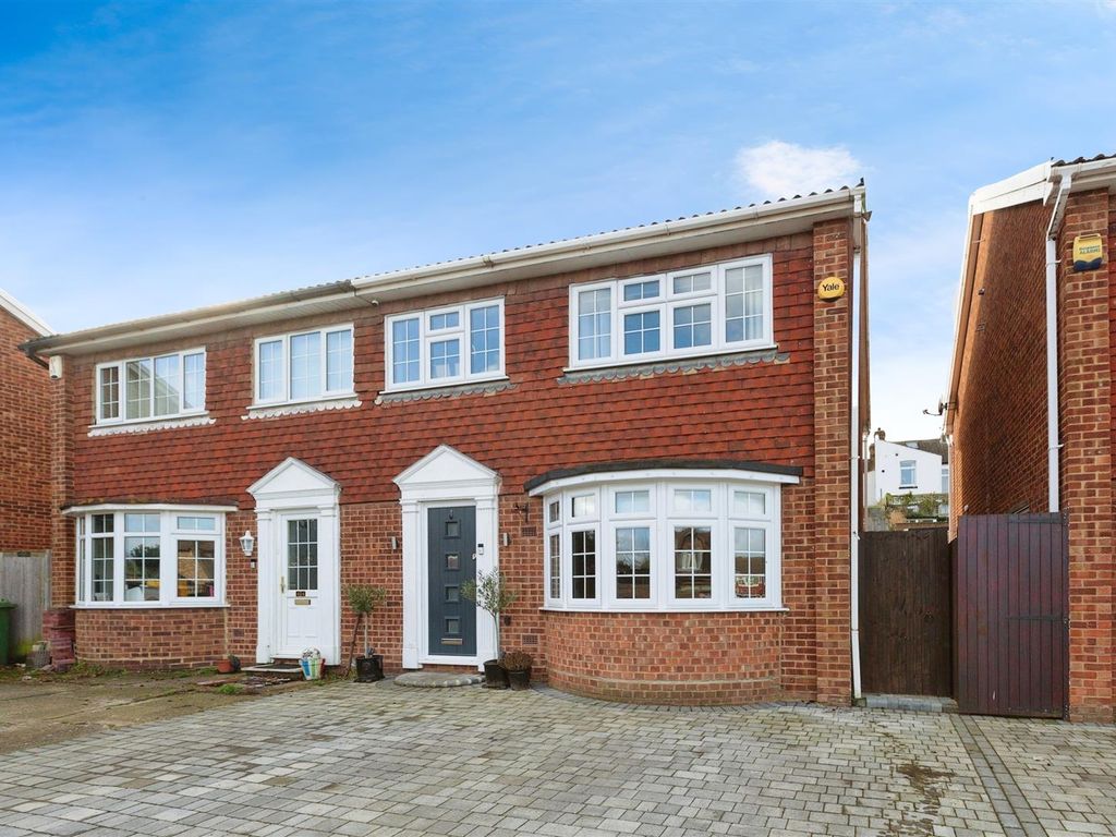 3 bed property for sale in Coniston Close, Dartford DA1, £460,000
