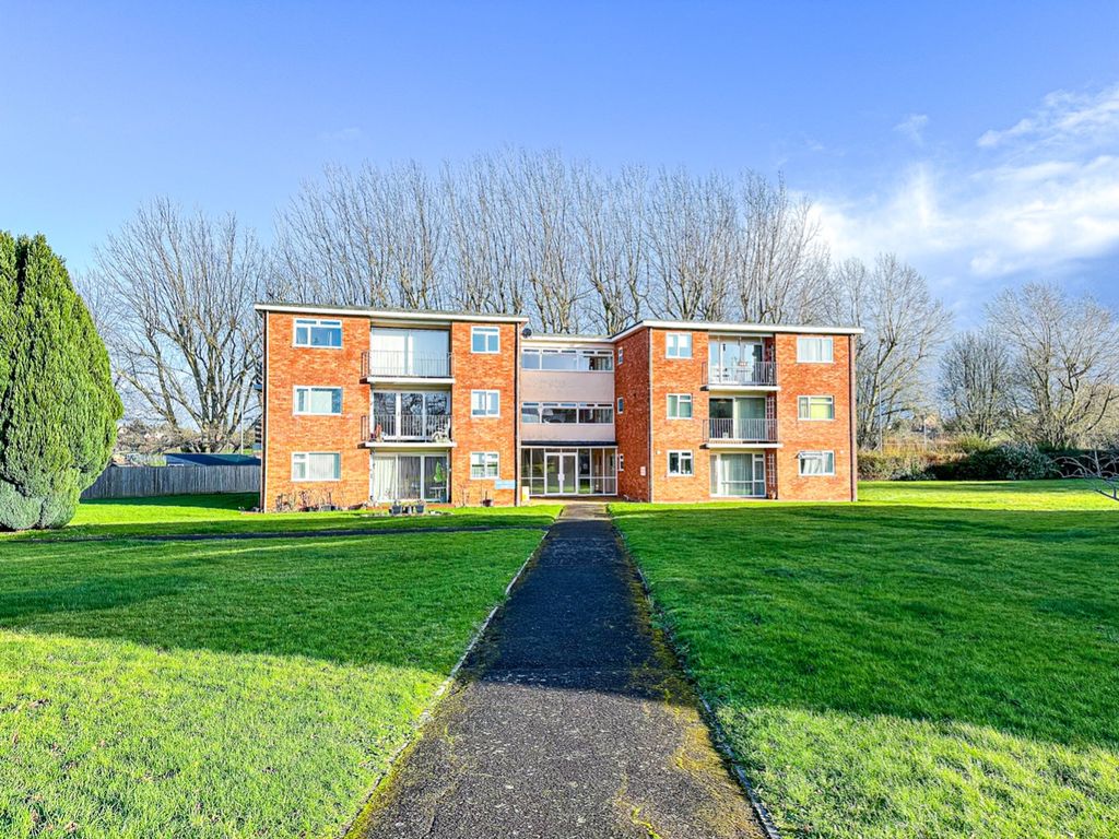 2 bed flat for sale in Wellesley Court, Windsor Close, Taunton, Somerset TA1, £185,000