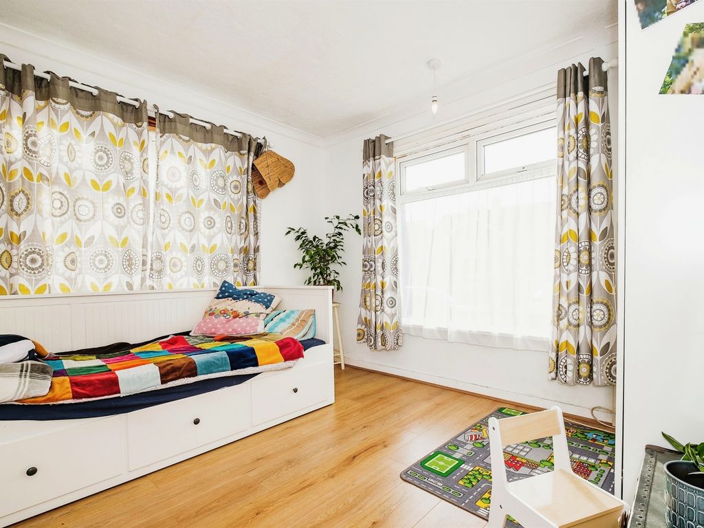 2 bed flat for sale in Hangleton Way, Hove BN3, £280,000