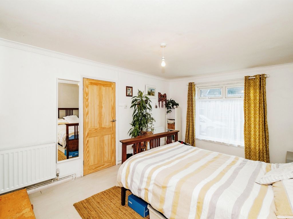 2 bed flat for sale in Hangleton Way, Hove BN3, £280,000
