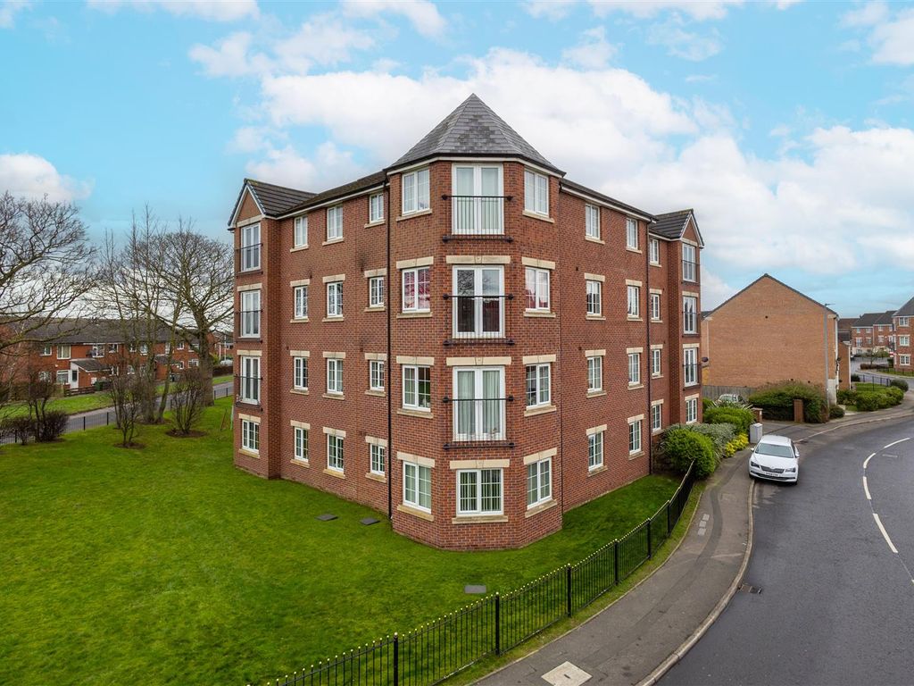 2 bed flat for sale in New Forest Way, Middleton, Leeds LS10, £130,000