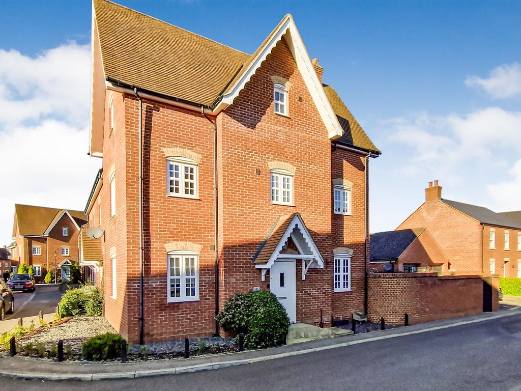 4 bed town house for sale in Lindsey Close, Great Denham, Bedford MK40, £400,000