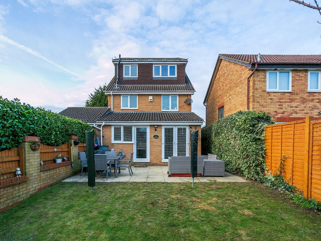 4 bed detached house for sale in Shackleton Way, Abbots Langley, Hertfordshire WD5, £750,000