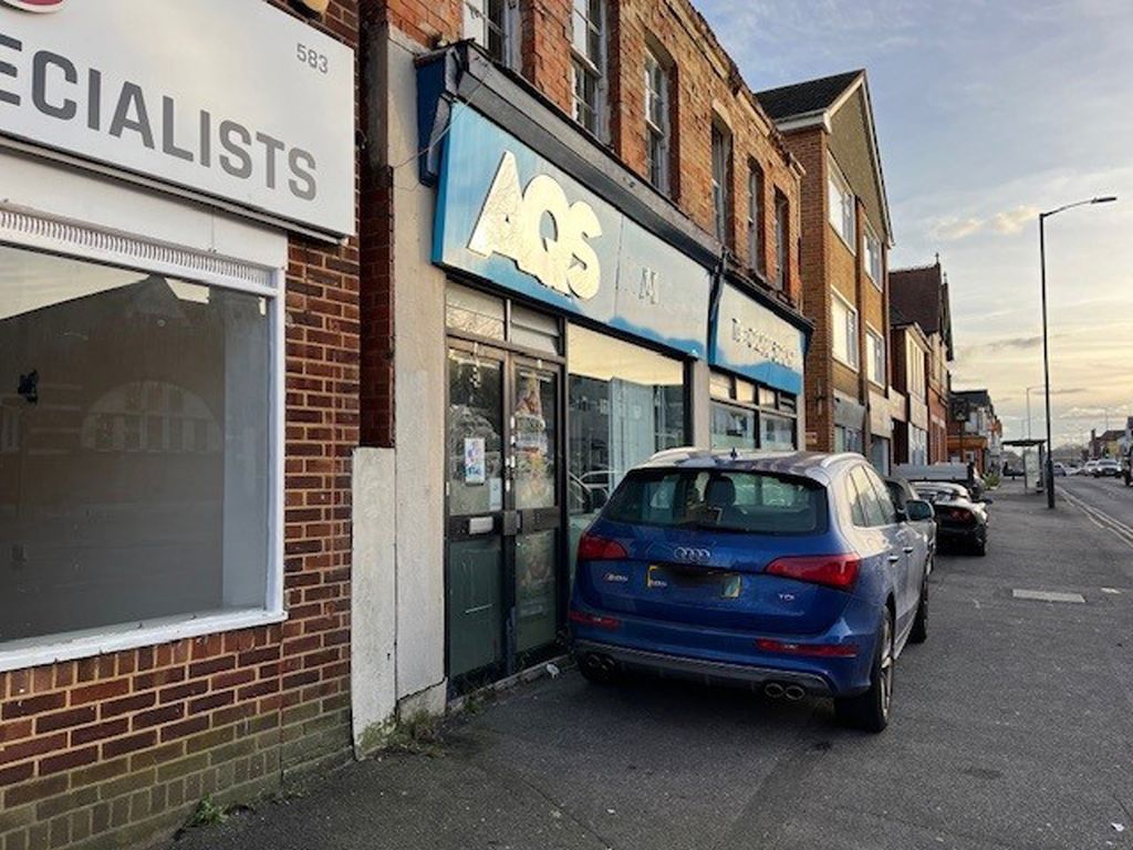Retail premises to let in Wimborne Road, Bournemouth BH9, £8,500 pa