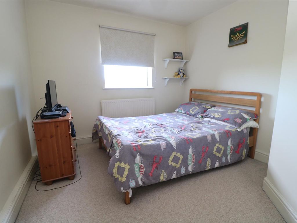 1 bed flat for sale in Bradford Court, Bradford Road, Trowbridge BA14, £117,000