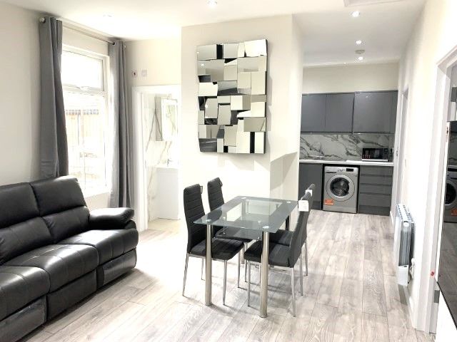 2 bed flat to rent in Fife Road, Kingston Upon Thames KT1, £2,500 pcm