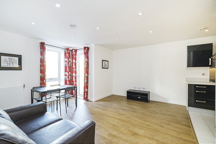 2 bed flat to rent in Greenwich High Road, Greenwich SE10, £2,500 pcm