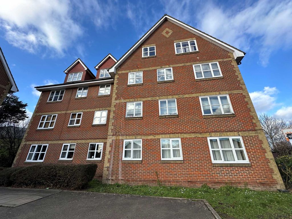 2 bed flat for sale in Canada Road, Erith DA8, £225,000
