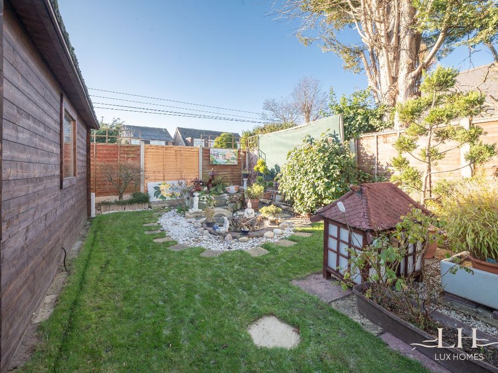 4 bed detached bungalow for sale in The Lodge, Hornchurch Road, Hornchurch RM11, £700,000