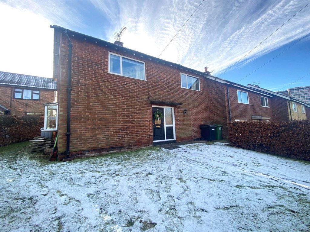 3 bed end terrace house for sale in Arundel Close, Macclesfield SK10, £269,950