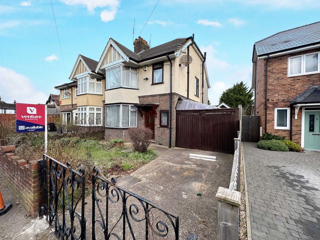 3 bed property for sale in West Hill Road, Luton LU1, £425,000