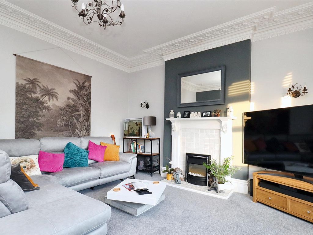 2 bed flat for sale in Albert Road, Clevedon BS21, £299,950