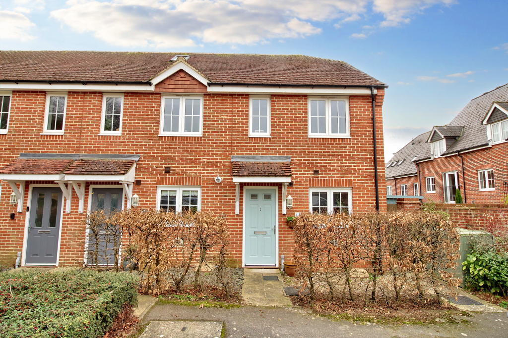 2 bed end terrace house for sale in Garland Close, Petworth GU28, £330,000