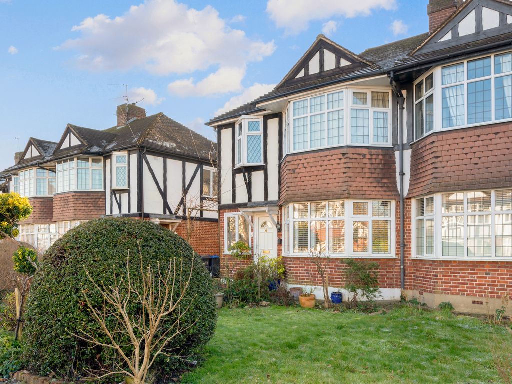 1 bed maisonette for sale in Aboyne Drive, Raynes Park SW20, £375,000